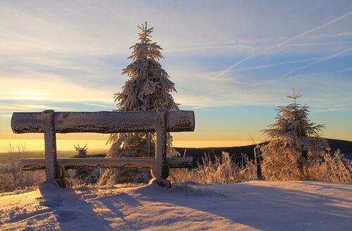 Foto von Pixabay: https://www.pexels.com/de-de/foto/schneebedeckte-bank-auf-berggipfel-wahrend-des-sonnenuntergangs-33112/